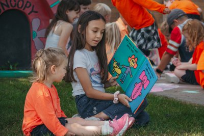 Middle Schooler reads with Kindergartener